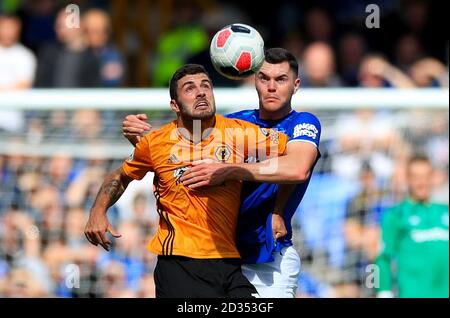 Wolverhampton Wanderers' di Patrick Cutrone (sinistra) e Everton Michael Keane battaglia per la palla durante il match di Premier League a Goodison Park di Liverpool. Foto Stock