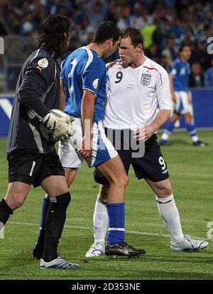 Wayne Rooney in Inghilterra si scontra con il tal ben Haim di Israele, che gli ha portato a ricevere una carta gialla durante la partita di qualificazione del Campionato europeo UEFA 2008 allo stadio Ramat Gan, Israele. Foto Stock