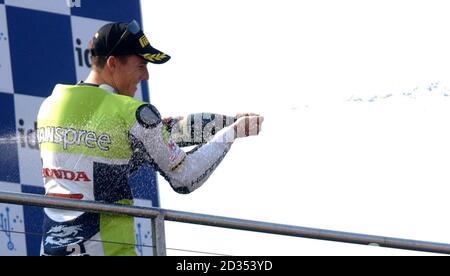 James Toseland della Gran Bretagna celebra la vittoria di gara uno durante il campionato mondiale di Superbike SBK a Donington Park, Castle Donington. Foto Stock