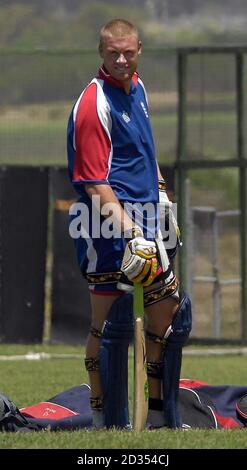 L'inglese Andrew Flintoff aspetta di piangere durante una sessione di allenamento al Windward Cricket Club, St Phillip, Barbados. Foto Stock