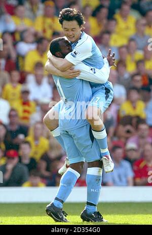 Darius Vassell (a sinistra) di Manchester City celebra il suo obiettivo Foto Stock