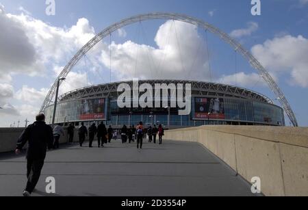 I fan si troveranno al nuovo Wembley Stadium la mattina della finale della fa Cup contro Chelsea. Foto Stock