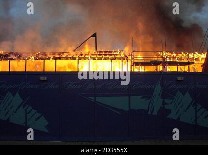 Colleziona foto del Clipper del XIX secolo, il Cutty Sark di Greenwich, a Londra est, che è stato distrutto da un incendio. Foto Stock