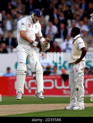 Il Kevin Pietersen dell'Inghilterra festeggia dopo aver raggiunto il suo secolo durante il primo giorno della seconda partita di test Npower all'Headingley Cricket Ground, Leeds. Foto Stock