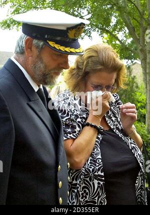 Il Capitano ingegnere Christopher Forrest e la moglie Gill Forrest guardano alle corone deposte durante un servizio commemorativo di Falklands Sir Galahad e alla corona che si è posta ai sopravvissuti alla Chiesa di San Giovanni Apostolo a Marchwood. Foto Stock