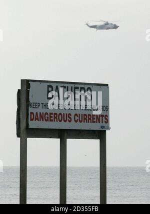 Un elicottero della guardia costiera cerca lungo la spiaggia di Littlehampton nel Sussex occidentale questa mattina dopo che un bambino è stato trovato galleggiare nel mare al largo del resort la notte scorsa. Foto Stock