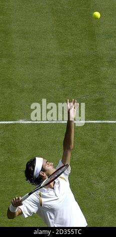 Roger Fedededder in Svizzera contro Juan Martin del Potro in Argentina durante il campionato di tennis All England Lawn a Wimbledon. Foto Stock