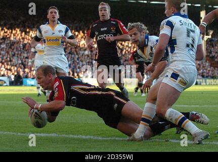 Bradford Bulls James Evans va oltre a segnare una prova durante la partita Engage Super League a Headingley, Leeds. Foto Stock