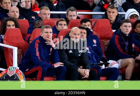 Freddie Ljungberg, manager provvisorio dell'Arsenal, guarda l'azione della partita dalla panchina durante la partita della Premier League all'Emirates Stadium di Londra. Foto Stock