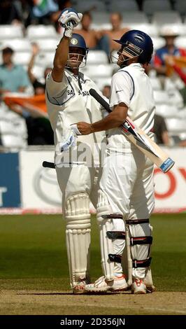 **RACCOLTO ALTERNATIVO da CRICKET England 15** il Rahul Dravid indiano (a sinistra) festeggia con il compagno di batting Saurav Ganguly dopo aver vinto contro l'Inghilterra durante il quinto giorno della seconda partita di test Npower a Trent Bridge, Nottingham. Foto Stock