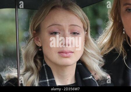 La fidanzata Leanne o'Brien di Jack Merritt arriva per i funerali dell'attacco terroristico del London Bridge vittima della Great St Mary's Church a Cambridge. Foto Stock