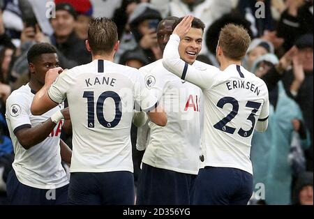 Il DELE Alli di Tottenham Hotspur (2° a destra) celebra il secondo gol del suo fianco durante la partita della Premier League al Tottenham Hotspur Stadium di Londra. Foto Stock