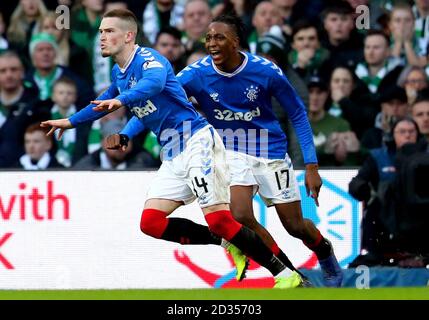 Ranger's Ryan Kent (sinistra) punteggio celebra il suo lato del primo obiettivo del gioco con il compagno di squadra Joe Aribo durante la Ladbrokes Premiership scozzese corrispondono al Celtic Park di Glasgow. Foto Stock