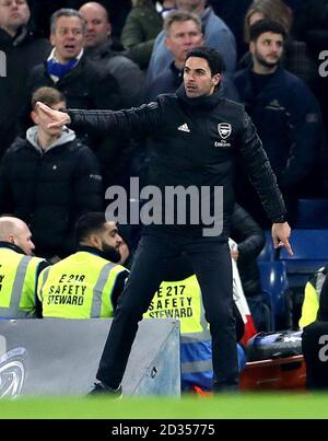 Il manager dell'Arsenal Mikel Arteta gestice sulla linea di contatto durante la partita della Premier League a Stamford Bridge, Londra. Foto Stock