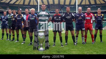 Team capitani in campo a Twickenham (da sinistra a destra) Dean Schofield sale Sharks, Bob Casey London Irish, John Hart London Wasps, Pat Sanderson Worcester Warriors, Paul Volley Harlequins, Alex Crockett Bath Rugby, Owen Finnegan Leicester Tigers, Neil de Kock Saracens, Phil Matt di Bristol, Newcastle Falt, Newcastle Falt Pete Buxton Gloucester, Stuart Hooper Leeds durante il lancio della Guinness Premiership 2007/8 Season Media a Twickenham. Foto Stock