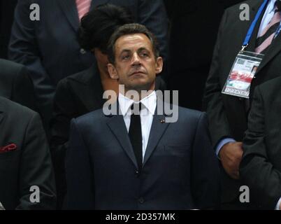 Il presidente francese Nicolas Sarkozy guarda alla cerimonia di apertura Per la Coppa del mondo di rugby 2007 Foto Stock