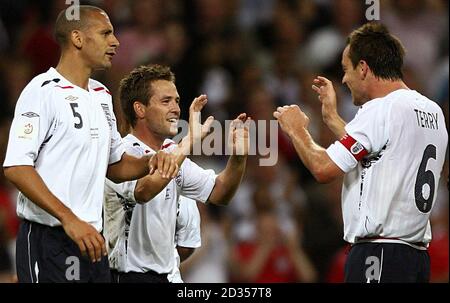 Michael Owen (centro) dell'Inghilterra celebra il secondo obiettivo del gioco con il capitano John Terry (a destra). Foto Stock