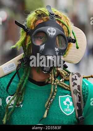 Un turista vicino a o'Connell Street a Dublino, il giorno di San Patrizio. Foto Stock