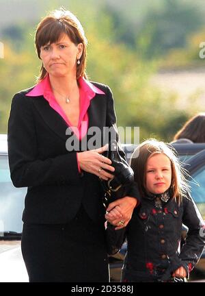 Alison McRae e sua figlia Hollie arrivano per il Servizio di Celebrazione per suo marito Colin McRae e il loro figlio Johnny McRae che si svolge a St Nicholas Church, High Street a Lanark. Foto Stock