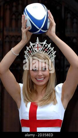 L'attuale Miss Inghilterra, Georgia Horsley, promuove oggi a York il St Georges Day e dimostra il suo sostegno alla squadra di rugby dell'Inghilterra che gioca nelle semifinali della Coppa del mondo di rugby di sabato. Foto Stock