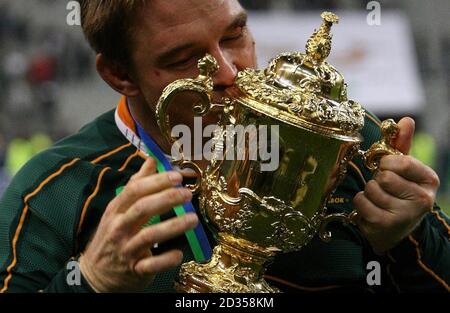 John Smit del Sud Africa bacia il trofeo dopo la vittoria nella partita finale della Coppa del mondo di rugby IRB allo Stade de France, Saint Denis, Francia. Foto Stock