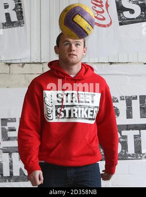 Il Manchester United e il Wayne Rooney dell'Inghilterra incontrano i vincitori del concorso di Street attaccer Coca-Cola al Towngate Business Center, Walkden, Manchester. Foto Stock