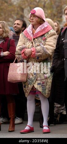 L'artista Grayson Perry partecipa alla presentazione di Model for a Hotel 2007, una scultura dell'artista tedesco Thomas Schutte, al quarto basamento di Trafalgar Square. Foto Stock