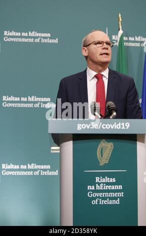 Tanaiste e Ministro degli Affari Esteri Simon Coveney, parlando negli edifici governativi di Dublino, ha informato i media sulle ultime misure che i dipartimenti governativi hanno introdotto in risposta a Covid-19. Foto Leon Farrell Photocall Irlanda. Foto Stock