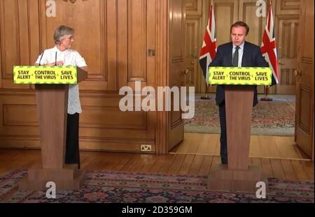 Screen grab del Professor Dame Angela McLean, Vice Presidente Scientifico e Segretario per l'ambiente George Ejustice, durante un briefing sui media a Downing Street, Londra, sul coronavirus (COVID-19). Foto Stock