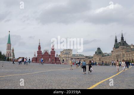 Mosca, Russia - 24 agosto 2020: Turisti provenienti da diversi paesi che camminano sulla Piazza Rossa di Mosca. Il paesaggio della capitale estiva di Mosca durante i touris Foto Stock