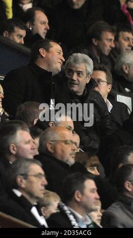 Kevin Keegan, manager del New Newcastle United, parla con il presidente Mike Ashley durante la terza partita di gioco della fa Cup a St James' Park, Newcastle. Foto Stock