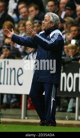 Il nuovo manager di Newcastle Kevin Keegan grida le istruzioni durante la partita della Barclays Premier League St James' Park, Newcastle. Foto Stock