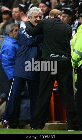 Kevin Keegan di Newcastle e Gary Megson, manager di Bolton, durante la partita della Barclays Premier League a St James Park, Newcastle. Foto Stock