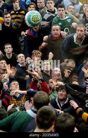 Nella foto i partecipanti hanno giocato nella partita di football Ashbourne Shrovetide ad Ashbourne, nel Derbyshire. Foto Stock