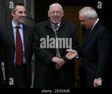 Taoiseach Bertie Ahern (destra) accoglie il primo ministro dell'Irlanda del Nord Ian Paisley (centro), e suo figlio Ian Paisley Jnr, alla decima riunione del British Irish Council al Royal Hospital Kilmainham, Dublino. Foto Stock