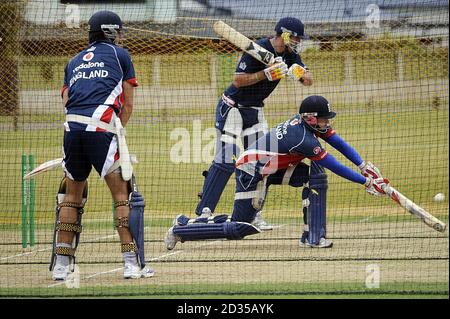 (L-R) in Inghilterra Alastair Cook, Ian Bell e Kevin Pietersen durante la pratica al McLean Park, Napier, Nuova Zelanda. Foto Stock