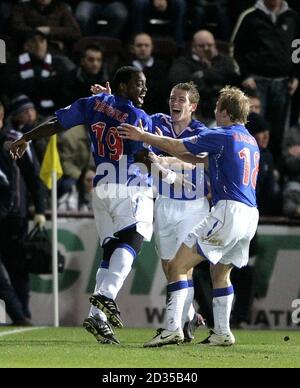 Jean Claude Darcheville (l) di Rangers celebra il punteggio durante la partita della Clydesdale Bank Premier League al Tynecastle Stadium. Foto Stock