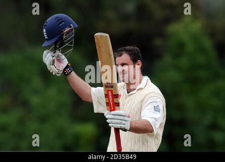 Andrew Strauss, in Inghilterra, festeggia un secolo di punteggi durante la partita all'Università Oval, Otago University, Nuova Zelanda. Foto Stock