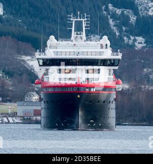 ULSTEINVIK, NORVEGIA - 2020 FEBBRAIO 04. Vista frontale delle nuove navi da spedizione Hurtigruten a motore ibrido MS Fridtjof Nansen. Foto Stock