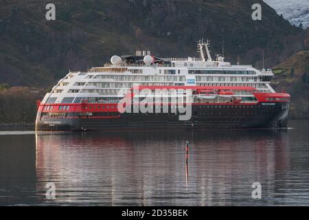 ULSTEINVIK, NORVEGIA - 2019 NOVEMBRE 23. La sig.ra Fridtjof Nansen sulla sua prima via marittima nel fiordo. E`s 'il secondo di Hurtigruten`s nuovo ibrido alimentato exp Foto Stock