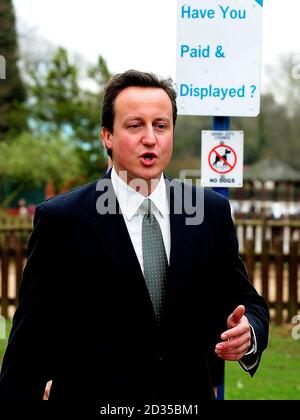 Il leader conservatore David Cameron durante una visita al Mundy Play Center, al Markeaton Park, Derby. Foto Stock