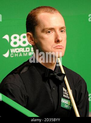 Graeme Dott guarda durante la sua prima partita contro Joe Perry durante il campionato mondiale di snooker 888.com al Crucible Theatre di Sheffield. Foto Stock