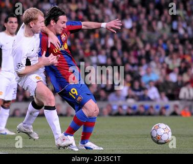 Paul Scholes di Manchester United e Leo messi di Barcellona durante la prima partita della UEFA Champions League Semifinale al Nou Camp, Barcellona, Spagna. Foto Stock