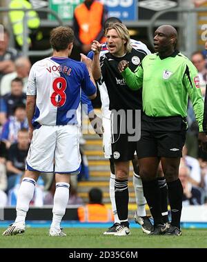 Robbie Savage della contea di Derby affronta Johann Vogel AS di Blackburn Rovers L'arbitro Uriah Rennie si fa avanti per separarli Foto Stock