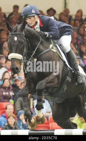 Zara Phillips sul suo cavallo Glenbuck durante lo show jumping l'ultimo giorno della Mitsubishi Motors Badminton Horse Trials a Badminton, Gloucester. Foto Stock