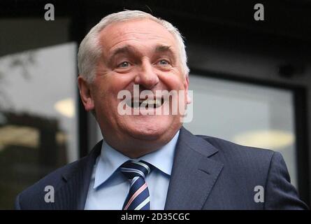 L'ex Taoiseach Bertie Ahern lascia oggi il tribunale di Mahon a Dublino. Foto Stock