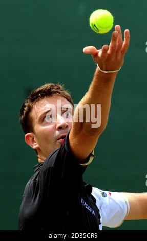 Alex Bogdanovic della Gran Bretagna durante la sua partita contro James Ward della Gran Bretagna durante lo Slazenger Open 2008 presso il City of Nottingham Tennis Center di Nottingham. Foto Stock