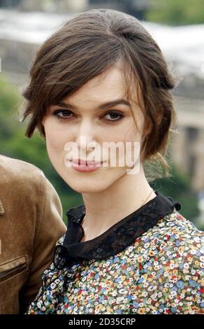 Keira Knightsley a una fotocellula per 'Edge of Love' alle difese occidentali, Castello di Edimburgo. Il film ha è prima mondiale stasera al festival. Foto Stock