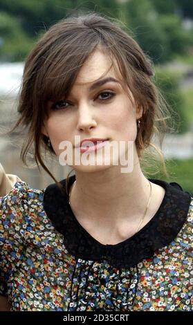 Keira Knightsley a una fotocellula per 'Edge of Love' alle difese occidentali, Castello di Edimburgo. Il film ha è prima mondiale stasera al festival. Foto Stock