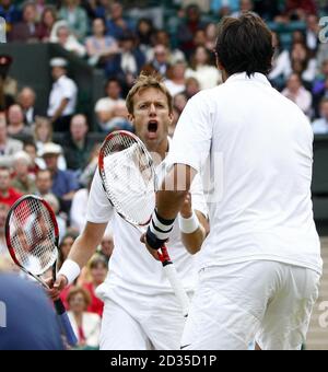 Daniel Nestor del Canada e Nenad Zimonjic della Serbia (destra) reagiscono durante la loro finale di Men's Doubles durante i Campionati di Wimbledon 2008 all'All England Tennis Club di Wimbledon. Foto Stock